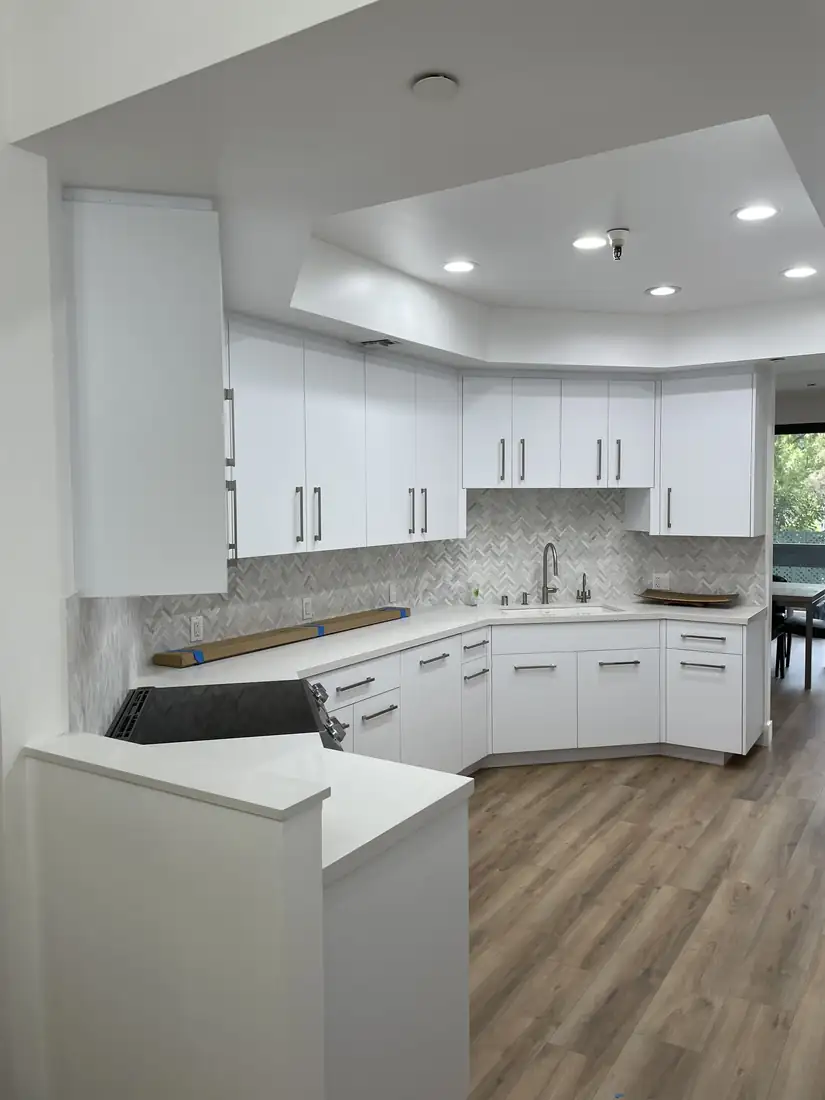 U-shaped kitchen, quartz counters