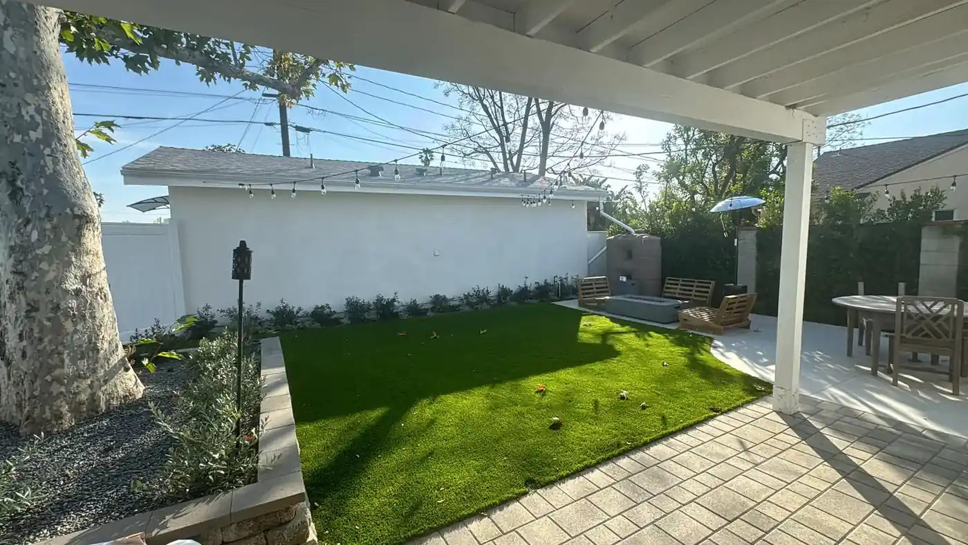 Backyard patio and turf by OD Building Development