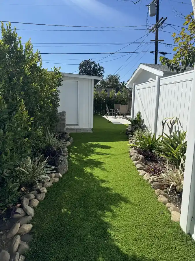Side yard turf with river-rock planters